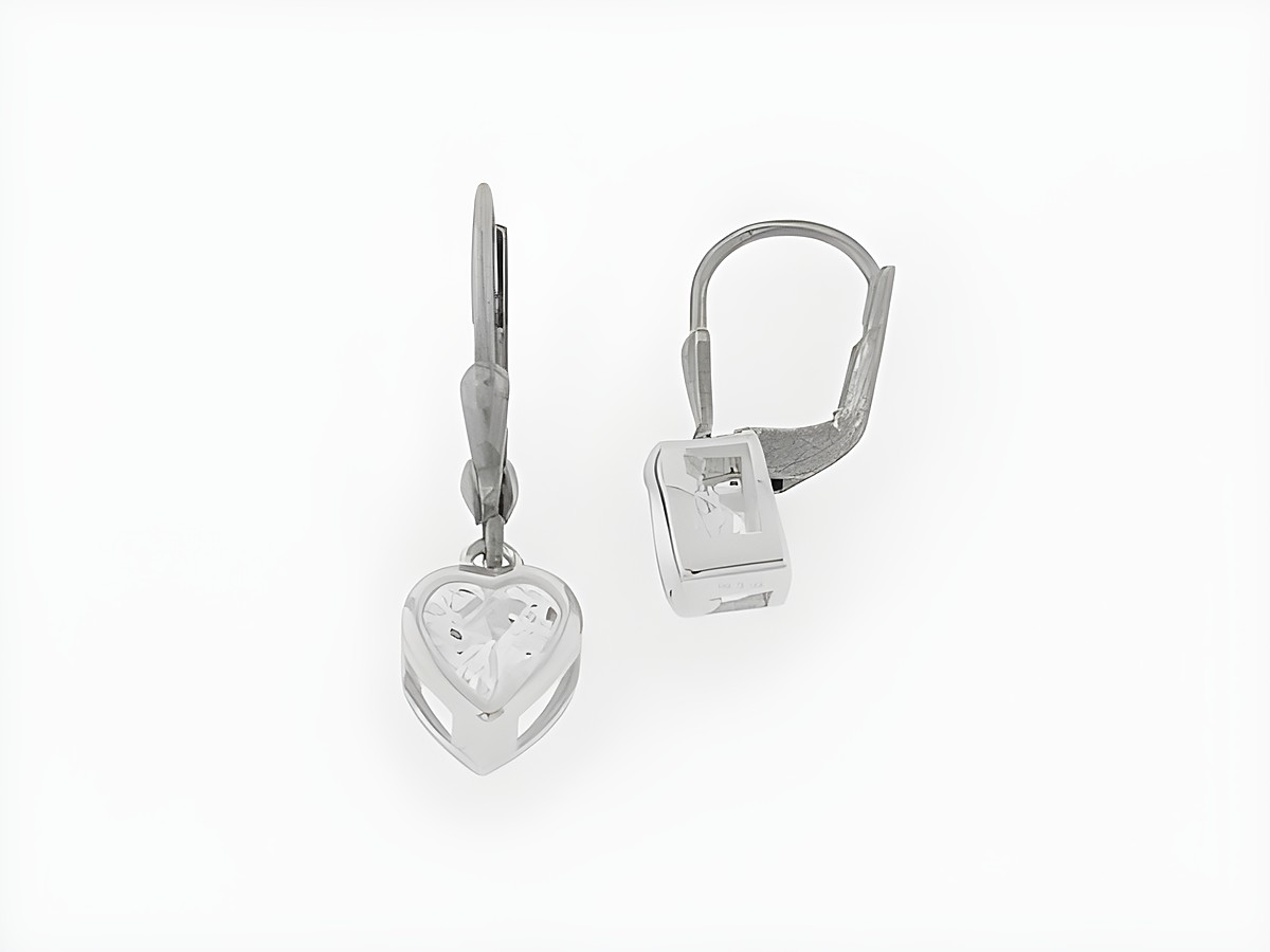 Silber Ohrringe in Herzform mit Zirkonia, süß und elegant. Hängerdesign von Juwelier Harnisch, perfekt für jeden Anlass. Ohrhänger mit Stein, glänzendes Silber.