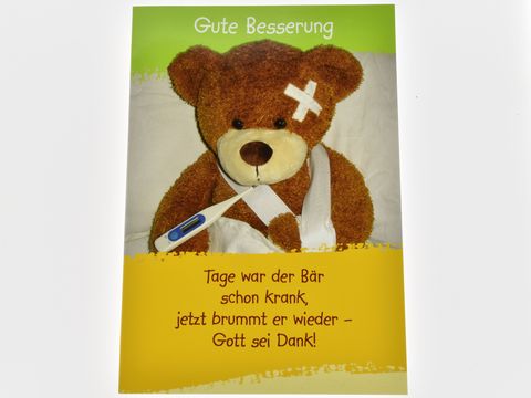 Verarzteter Stoffbär mit Fieberthermometer um den Hals und einem Pflaster auf dem Kopf, auf einer Genesungskarte mit dem Text Gute Besserung und einem freundlichen Hintergrund.