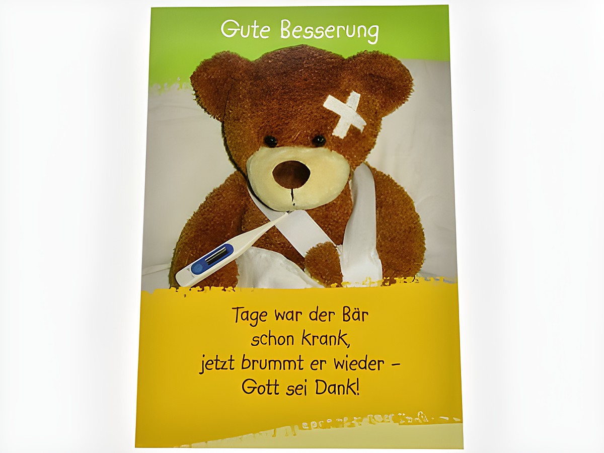 Verarzteter Stoffbär mit Fieberthermometer um den Hals und einem Pflaster auf dem Kopf, auf einer Genesungskarte mit dem Text Gute Besserung und einem freundlichen Hintergrund.