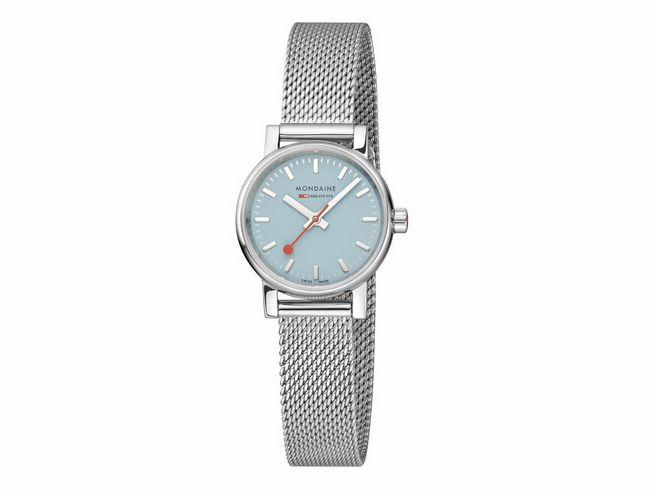 Mondaine evo2 MSE.26140.SM Armbanduhr mit 26 mm Gehäuse, Zifferblatt in sanftem Blau und rot akzentuiert, milanese Armband aus Edelstahl, elegantes Design für jeden Anlass.