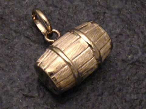 Ein goldfarbener Anhänger in Form eines Bierfasses aus 333er Gold, gefertigt vom Juwelier Harnisch, idealer Fanartikel für Bierliebhaber und Sammler.