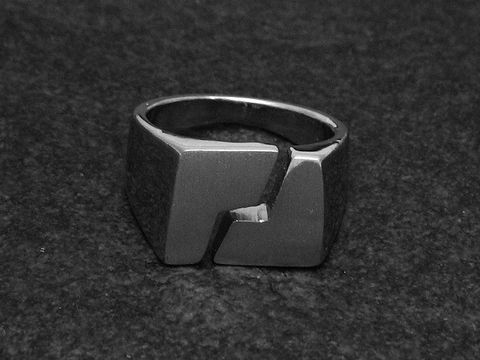 Silberring rho in grafischer Form, wenig verstellbar, hergestellt von Juwelier Harnisch, rhodiniert und ohne Stein, zeigt modernes Design mit klaren Linien und geometrischen Formen.