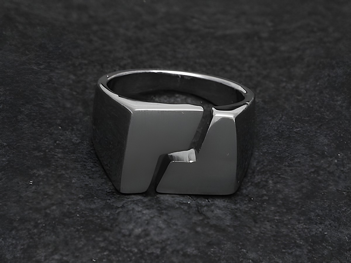 Silberring rho in grafischer Form, wenig verstellbar, hergestellt von Juwelier Harnisch, rhodiniert und ohne Stein, zeigt modernes Design mit klaren Linien und geometrischen Formen.