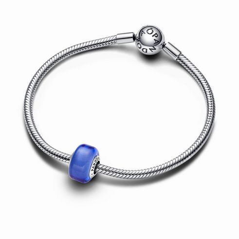 Blaues Murano-Glas Mini-Charm von Pandora, gefertigt aus Sterling Silber, präsentiert sich elegant auf einem geflochtenen Silberarmband, ideal für stimmungsvolle Schmuckkombinationen.