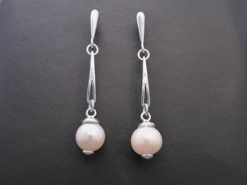 Ohrringe aus Süßwasser-Perlen und Sterling Silber, elegant gestaltet, mit einer schlichten und modernen Form, ideal für jeden Anlass, Hersteller Juwelier Harnisch.