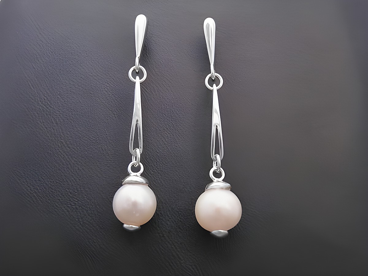 Ohrringe aus Süßwasser-Perlen und Sterling Silber, elegant gestaltet, mit einer schlichten und modernen Form, ideal für jeden Anlass, Hersteller Juwelier Harnisch.