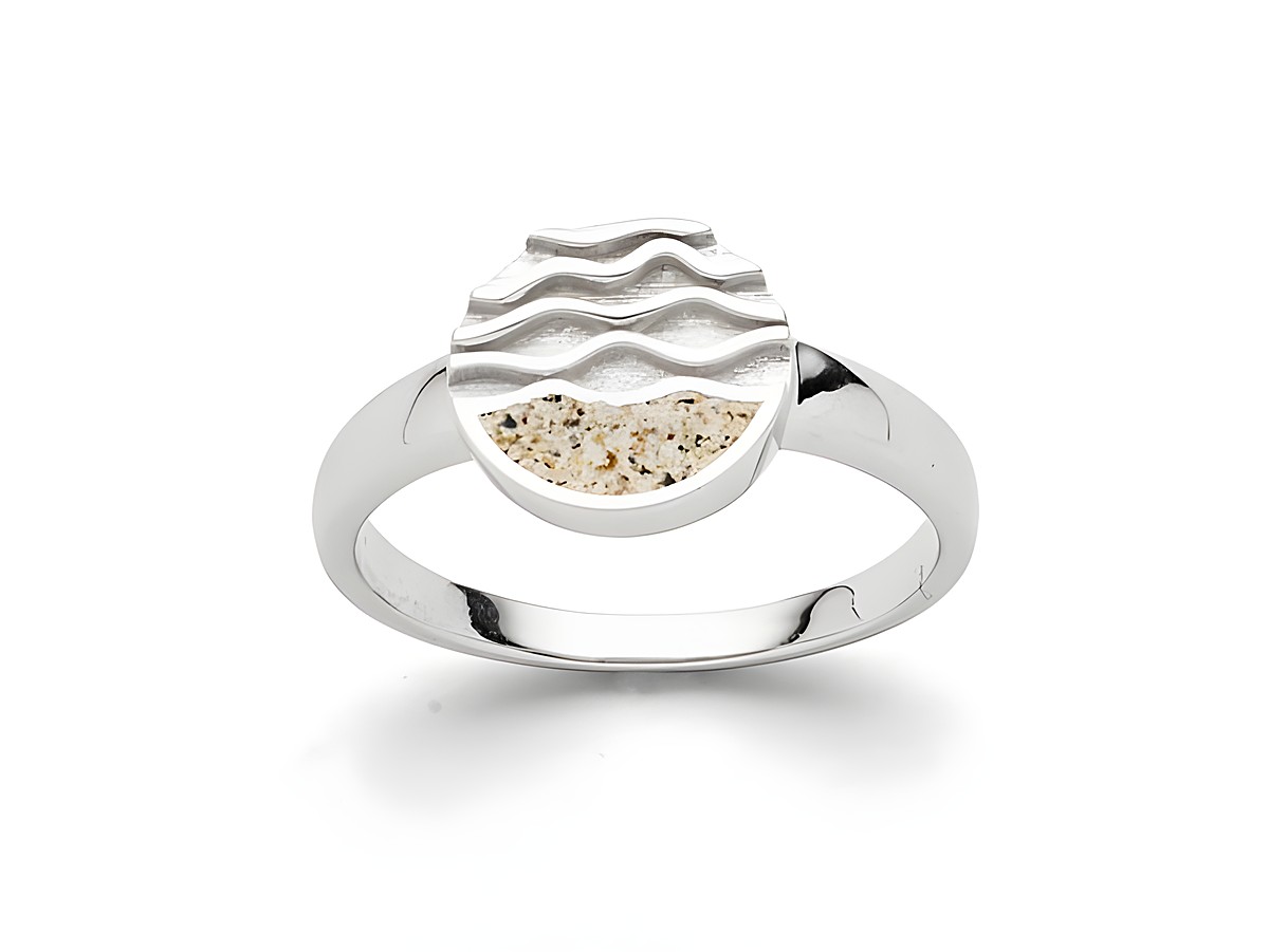 Der rhodinierte Sterling Silber Ring von DUR in Größe 60 zeigt ein wellenförmiges Design mit Strandsand, das an einen Tag am Strand erinnert.