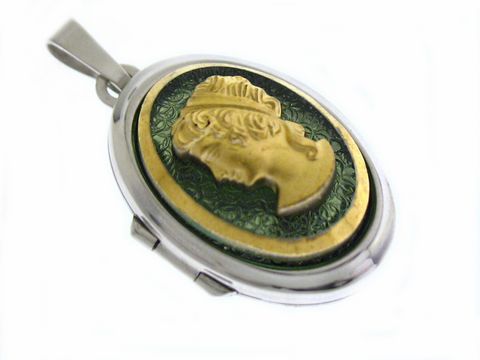 Dame grün Medaillon mit Cabochon in Weißgold 585, gefertigt von Juwelier Harnisch, zeigt ein kunstvolles Profilmotiv in goldener Farbe und Detailarbeiten auf grünem Hintergrund.