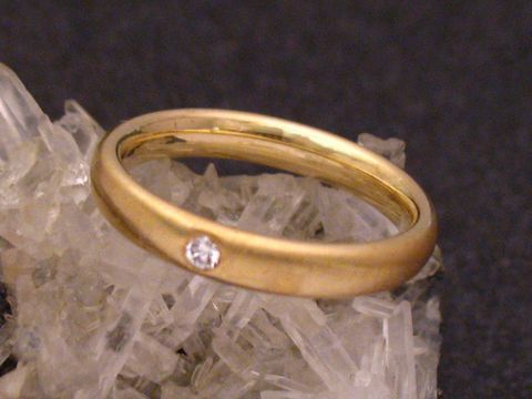 Gold 585 Ring - pure - Brillant - Gr. 58 - Goldring poliert, Hersteller: Juwelier Harnisch, bis Gr. 56/18, auf Kristallbasis präsentiert.