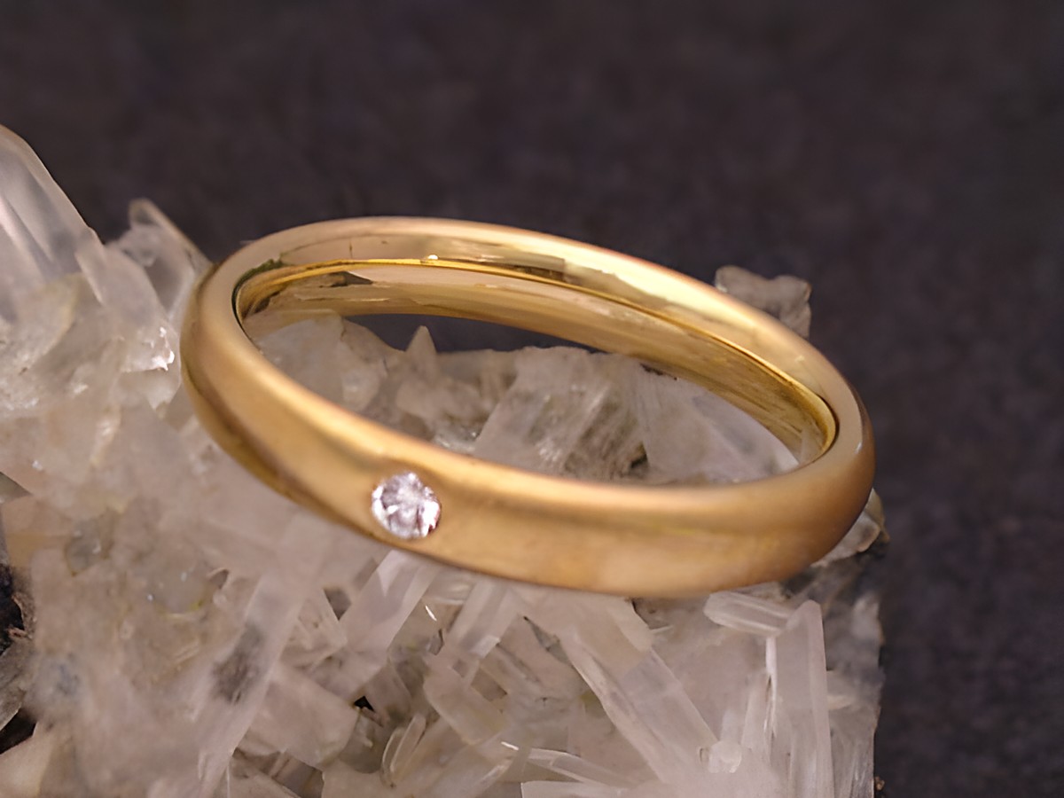 Gold 585 Ring - pure - Brillant - Gr. 58 - Goldring poliert, Hersteller: Juwelier Harnisch, bis Gr. 56/18, auf Kristallbasis präsentiert.
