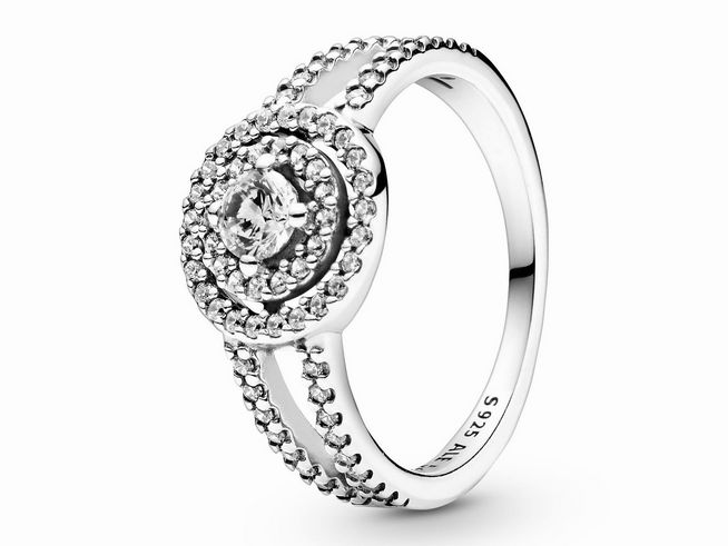 Funkelnder Doppelhalo-Ring aus Silber mit Zirkonia, Größe 58. Der Ring hat einen zentralen Stein und mehrere kleine Steine, die den doppelten Halo-Effekt bilden. Elegant und schick.
