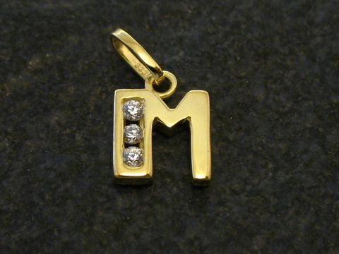 Goldener Anhänger mit dem Buchstaben M, verziert mit Zirkonia, Hersteller Juwelier Harnisch. Elegantes und stilvolles Design, ideal als persönliches Geschenk oder Schmuckstück.