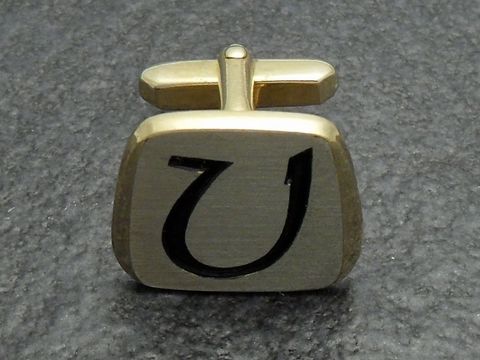 Vergoldete Manschettenknöpfe mit Initialen V, hergestellt vom Juwelier Harnisch, elegant und hochwertig verarbeitet, ideal für formelle Anlässe oder als Geschenk.