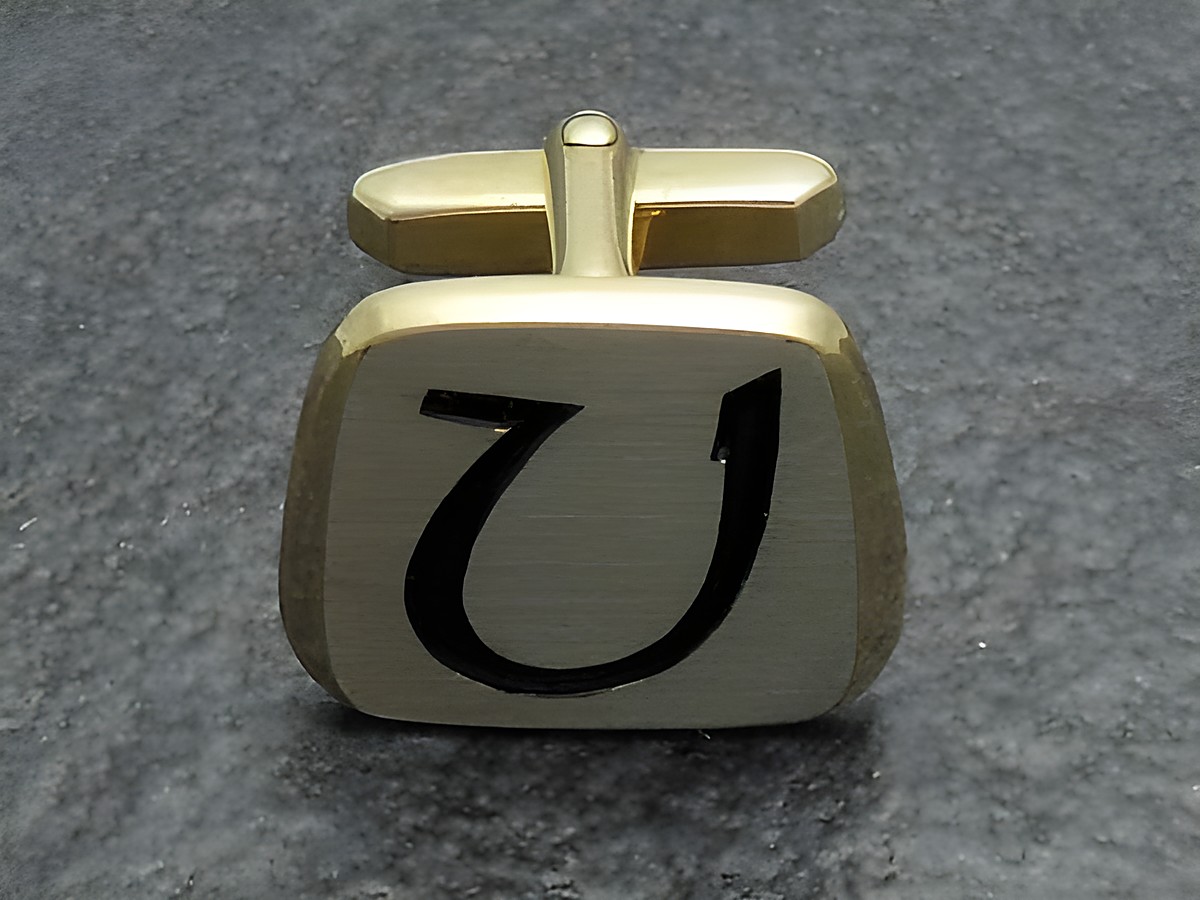 Vergoldete Manschettenknöpfe mit Initialen V, hergestellt vom Juwelier Harnisch, elegant und hochwertig verarbeitet, ideal für formelle Anlässe oder als Geschenk.