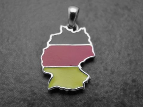 Ein Deutschland-Anhänger aus rhodiniertem Sterling Silber in Schwarz, Rot und Gold, geformt wie die Deutschlandkarte. Ideal als Fanartikel. Hersteller Juwelier Harnisch.