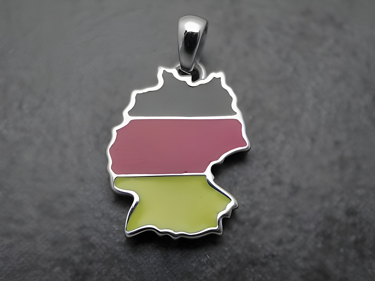 Ein Deutschland-Anhänger aus rhodiniertem Sterling Silber in Schwarz, Rot und Gold, geformt wie die Deutschlandkarte. Ideal als Fanartikel. Hersteller Juwelier Harnisch.