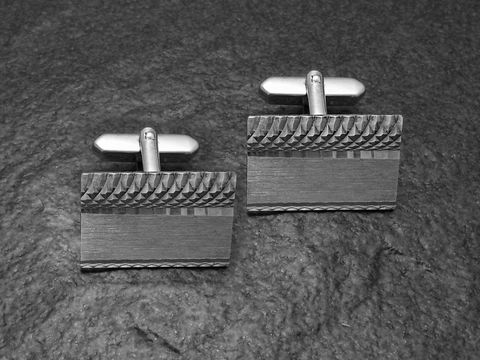 Manschettenknöpfe in silbernem Design aus den 70er Jahren, original und neu, von Juwelier Harnisch, aus echtem Silber, mit einzigartiger Oberflächenstruktur und zeitlosem Stil.