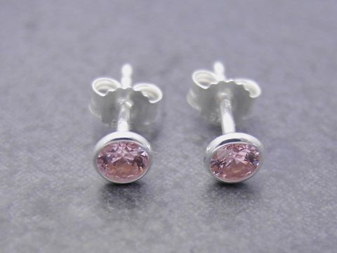 Ohrringe Kreis aus Sterling Silber mit pinken Zirkonia von Juwelier Harnisch, ansprechend gestaltet, ideal als modisches Accessoire für jeden Anlass.