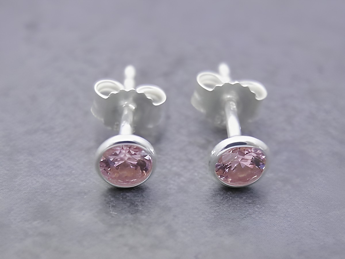 Ohrringe Kreis aus Sterling Silber mit pinken Zirkonia von Juwelier Harnisch, ansprechend gestaltet, ideal als modisches Accessoire für jeden Anlass.