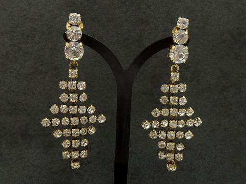 Strass Ohrclips - modern - weiß - goldfarben von Juwelier Harnisch, elegante Ohrhänger mit funkelnden Strasssteinen in auffälligem Design. Ideal für besondere Anlässe.