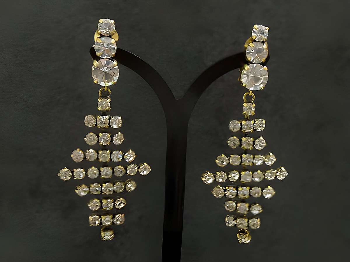 Strass Ohrclips - modern - weiß - goldfarben von Juwelier Harnisch, elegante Ohrhänger mit funkelnden Strasssteinen in auffälligem Design. Ideal für besondere Anlässe.