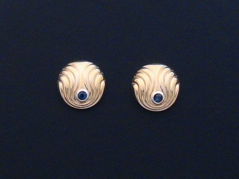 Ohrringe aus Gold mit Saphir, eleganter Ohrstecker mit einem Durchmesser von 11,4 mm, Hersteller Juwelier Harnisch, ideal für besondere Anlässe oder täglich.