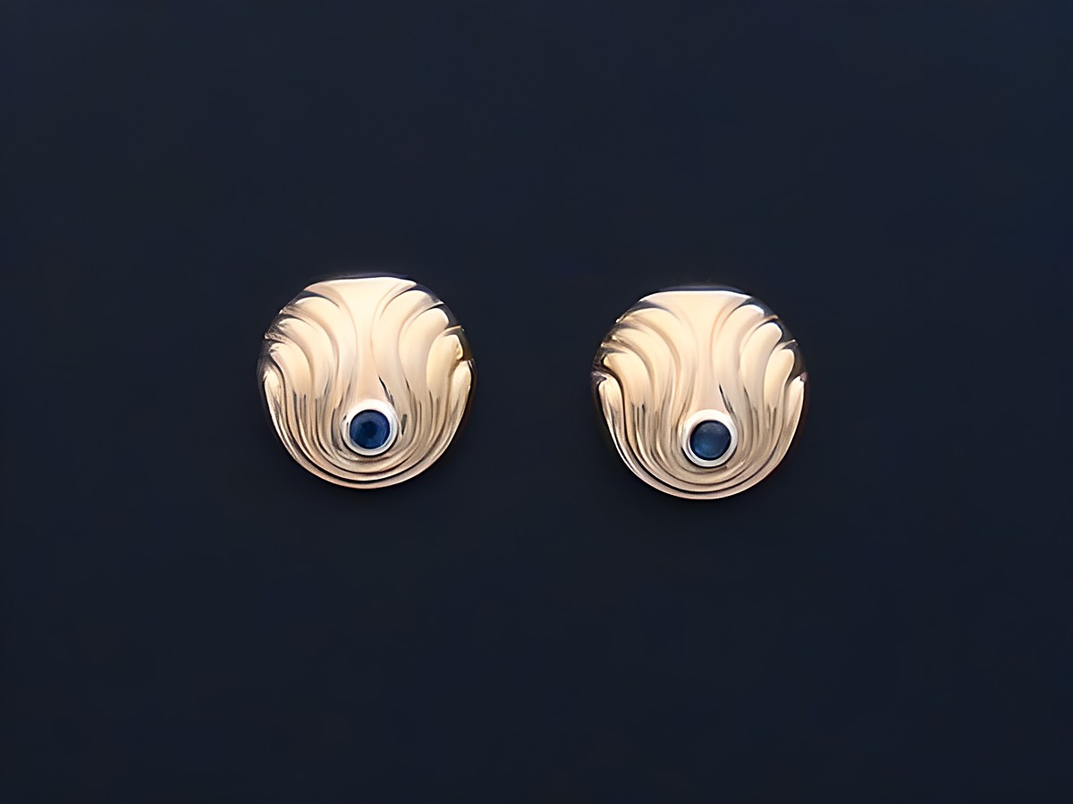 Ohrringe aus Gold mit Saphir, eleganter Ohrstecker mit einem Durchmesser von 11,4 mm, Hersteller Juwelier Harnisch, ideal für besondere Anlässe oder täglich.