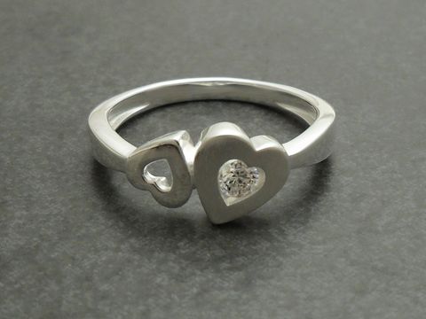 300232-0 Ring aus sterling Silber mit zwei Herzen, eines mit Zirkonia im Mittelpunkt, Größe 52, Hersteller Juwelier Harnisch. Ideal für romantische Anlässe.