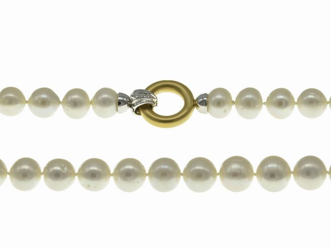 Perlenkette aus China-Zuchtperlen in Weiß mit einem Durchmesser von 9,5-10,5 mm, 45 cm lang, ausgestattet mit einem Bicolor 585 Verschluss von Juwelier Harnisch, klassisches Design.