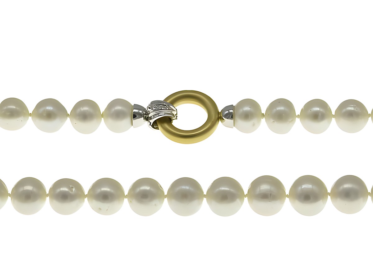Perlenkette aus China-Zuchtperlen in Weiß mit einem Durchmesser von 9,5-10,5 mm, 45 cm lang, ausgestattet mit einem Bicolor 585 Verschluss von Juwelier Harnisch, klassisches Design.