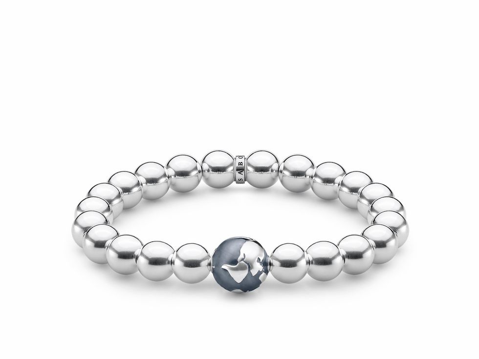 Silberfarbenes Thomas Sabo Armband aus Sterling Silber mit einer Weltkugel als Highlight, geeignet für Handgelenke bis 16 cm. Modell A1870-637-21-L16.