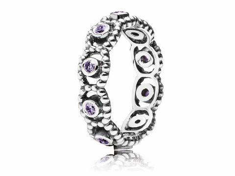 Sterling Silber Ring von Pandora mit lila Zirkonia in Größe 48, kunstvoll gestaltet mit einem eleganten Design und glänzender Oberfläche, ideal für jeden Anlass.