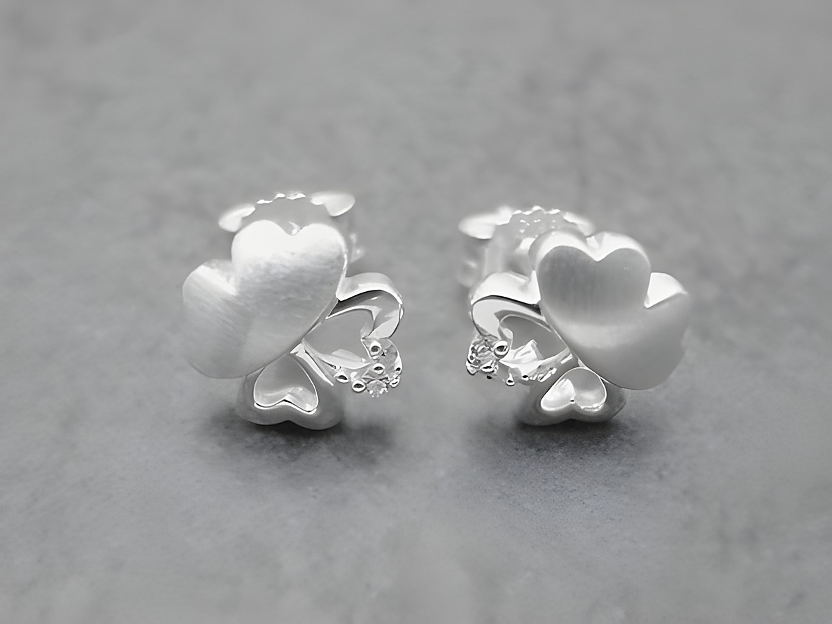 Ohrringe Glückskleeblatt aus Sterling Silber mit Zirkonia in weiß, gefertigt von Juwelier Harnisch, bezauberndes Design und ideale Accessoires für jeden Anlass.