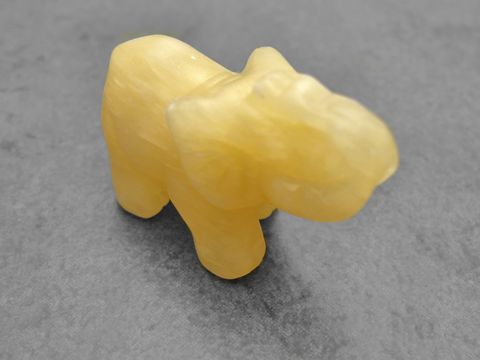 Ein gelber Elefant aus Achat, plastisch gestaltet, stehend als Steinfigur. Dieser Glücksbringer ist ein beliebtes Produkt des Herstellers Juwelier Harnisch.