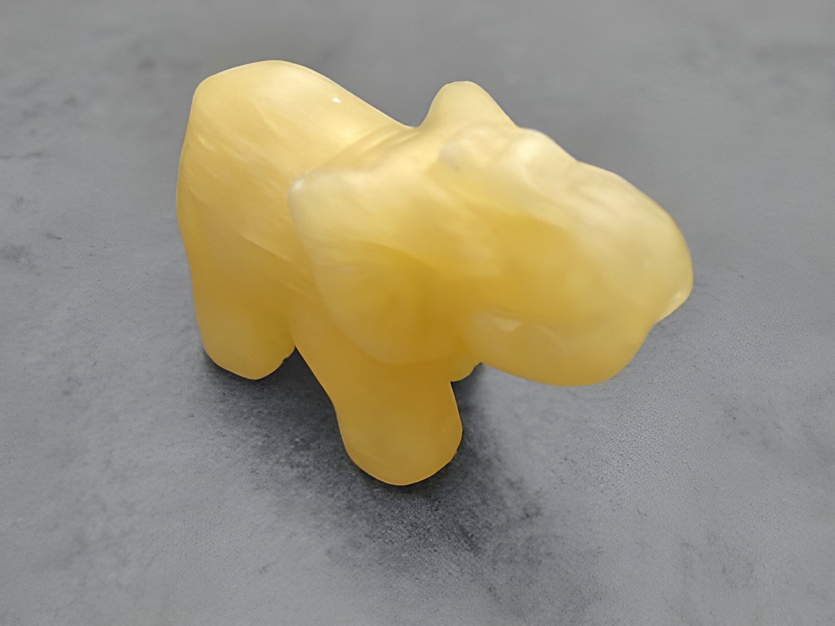 Ein gelber Elefant aus Achat, plastisch gestaltet, stehend als Steinfigur. Dieser Glücksbringer ist ein beliebtes Produkt des Herstellers Juwelier Harnisch.