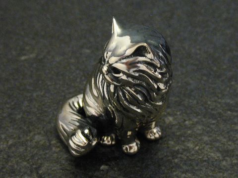 Silberne Katzenfigur stehend aus Kunststoff, 37 mm groß, hergestellt von Juwelier Harnisch, detaillierte Verarbeitung und plastische Darstellung des Tieres.