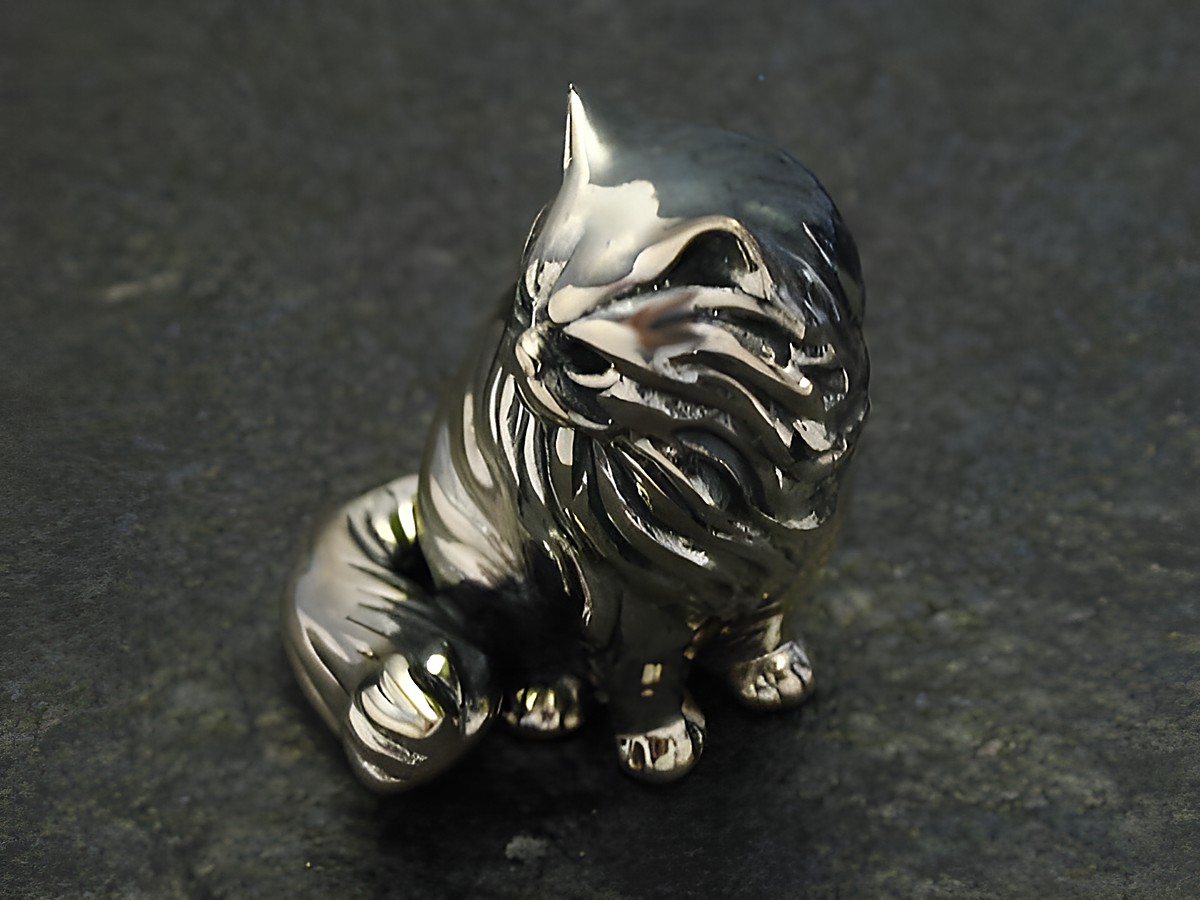 Silberne Katzenfigur stehend aus Kunststoff, 37 mm groß, hergestellt von Juwelier Harnisch, detaillierte Verarbeitung und plastische Darstellung des Tieres. – Ansicht 2