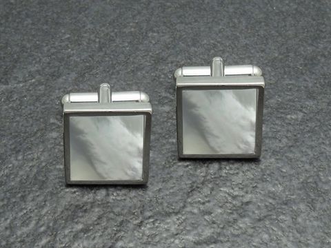 Silberfarbene Manschettenknöpfe mit Perlmutt-Look des Herstellers Juwelier Harnisch, quadratisches Design, elegant und stilvoll, ideal für formelle Anlässe.
