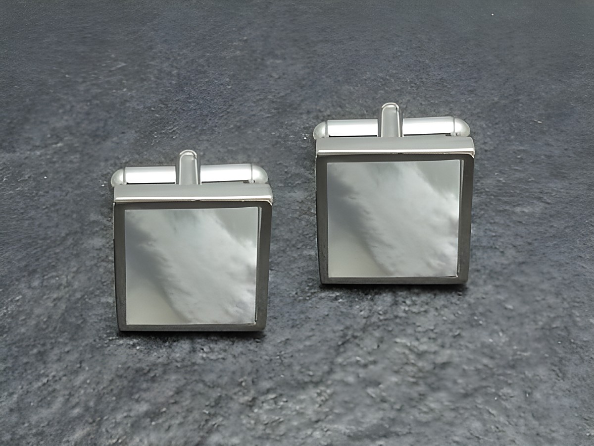 Silberfarbene Manschettenknöpfe mit Perlmutt-Look des Herstellers Juwelier Harnisch, quadratisches Design, elegant und stilvoll, ideal für formelle Anlässe.