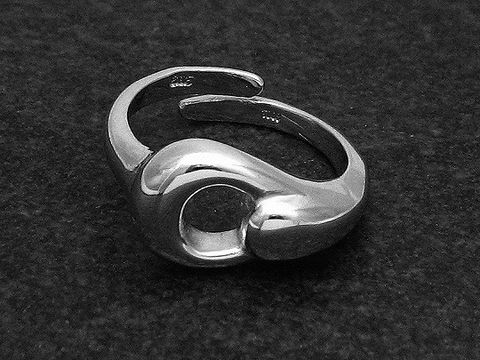Silberring rho CHARMANT in verstellbarer Größe, Hersteller Juwelier Harnisch, ohne Stein, rhodiniert, geschwungenes Design mit einer offenen, runden Form.