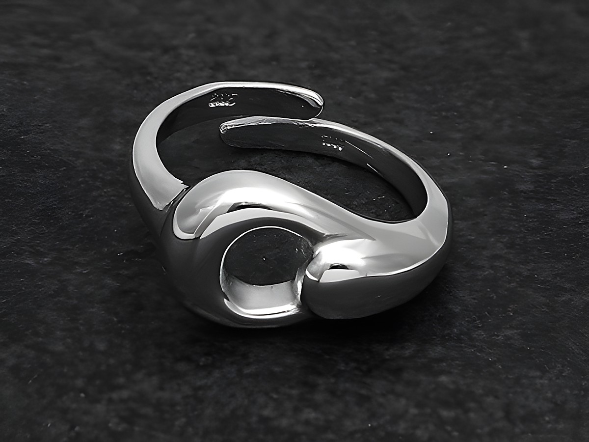 Silberring rho CHARMANT in verstellbarer Größe, Hersteller Juwelier Harnisch, ohne Stein, rhodiniert, geschwungenes Design mit einer offenen, runden Form.