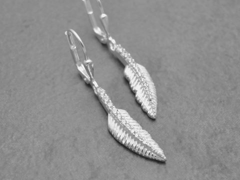 Ohrringe aus Sterling Silber in Federform mit weißen Zirkonia-Steinen, Hersteller Juwelier Harnisch, elegante Ohrhänger für einen stilvollen Look.