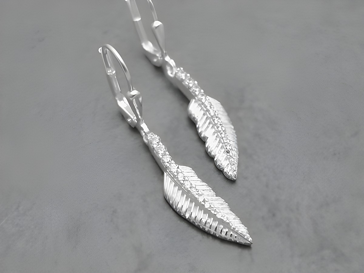 Ohrringe aus Sterling Silber in Federform mit weißen Zirkonia-Steinen, Hersteller Juwelier Harnisch, elegante Ohrhänger für einen stilvollen Look.