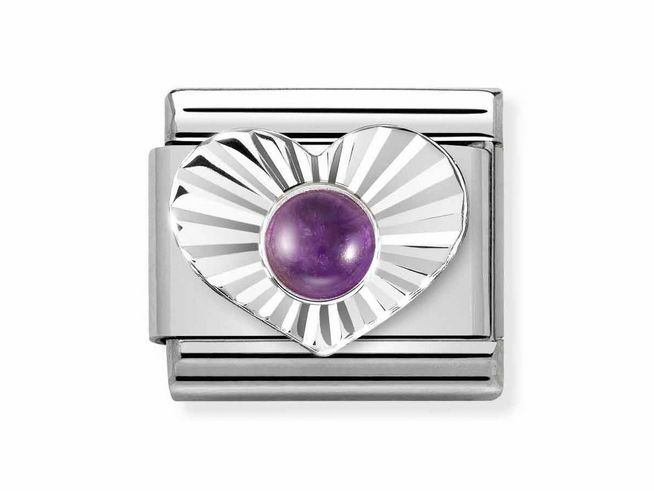 Herz aus silbernem Material mit diamantierter Oberfläche und einem lila Amethyst in der Mitte, passend für Nomination Armbänder, elegantes und romantisches Accessoire.