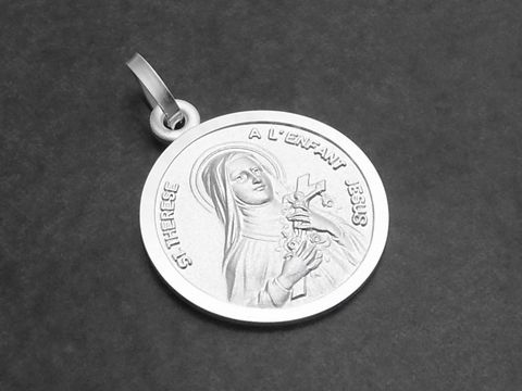 Sterling Silber Anhänger mit der Darstellung der Heiligen Theresia von Avila, erkennbar an ihrem Mönchskleid und dem Kreuz in der Hand, gefertigt von Juwelier Harnisch.