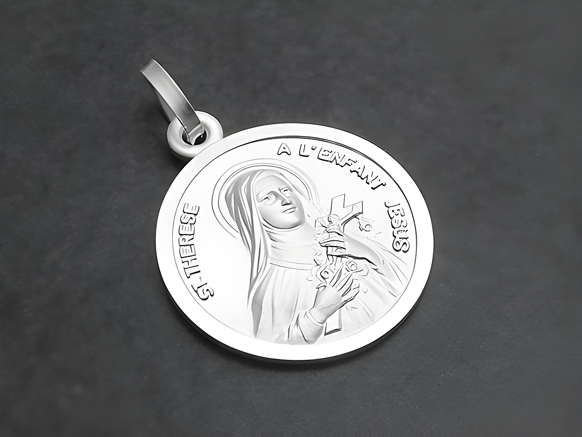Sterling Silber Anhänger mit der Darstellung der Heiligen Theresia von Avila, erkennbar an ihrem Mönchskleid und dem Kreuz in der Hand, gefertigt von Juwelier Harnisch.