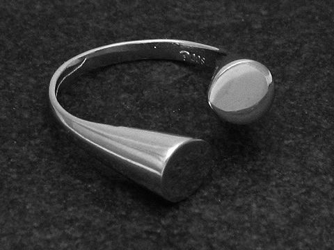 Silberring rho DUO Größe wenig verstellbar, Hersteller Juwelier Harnisch, ohne Stein, rhodiniert, elegantes Design mit asymmetrischen Elementen, ideal für jeden Anlass.