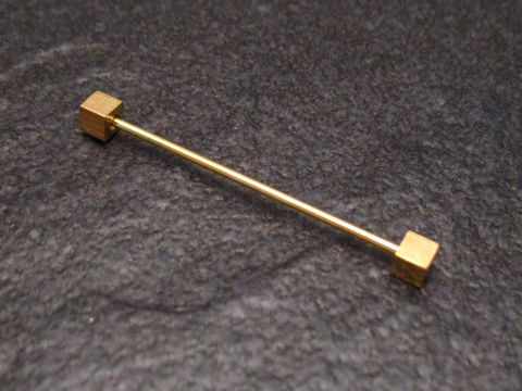 60005-0 Kragennadel vergoldet, 4 eckig und elegant, hergestellt von Juwelier Harnisch, perfekt für stilvolle Bekleidung und Accessoires. Ideal für formelle Anlässe.