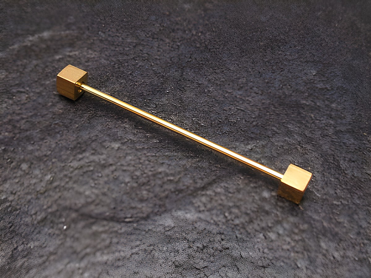 Kragennadel vergoldet, 4 eckig und elegant, hergestellt von Juwelier Harnisch, perfekt für stilvolle Bekleidung und Accessoires. Ideal für formelle Anlässe.