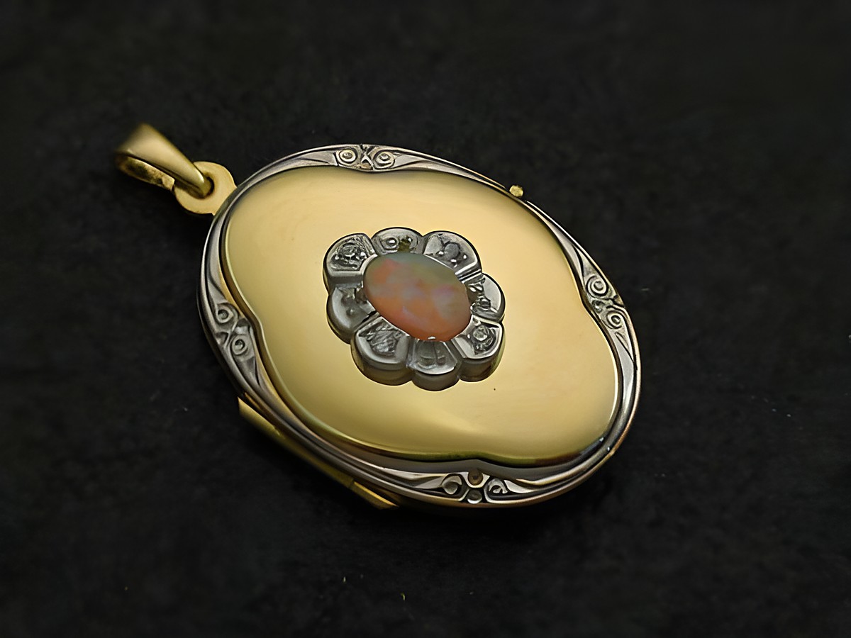 Medallion aus Gold 333 bicolor mit rosa Opal Cabochon in blütenförmiger Fassung, hergestellt von Juwelier Harnisch, kunstvoll verziert.